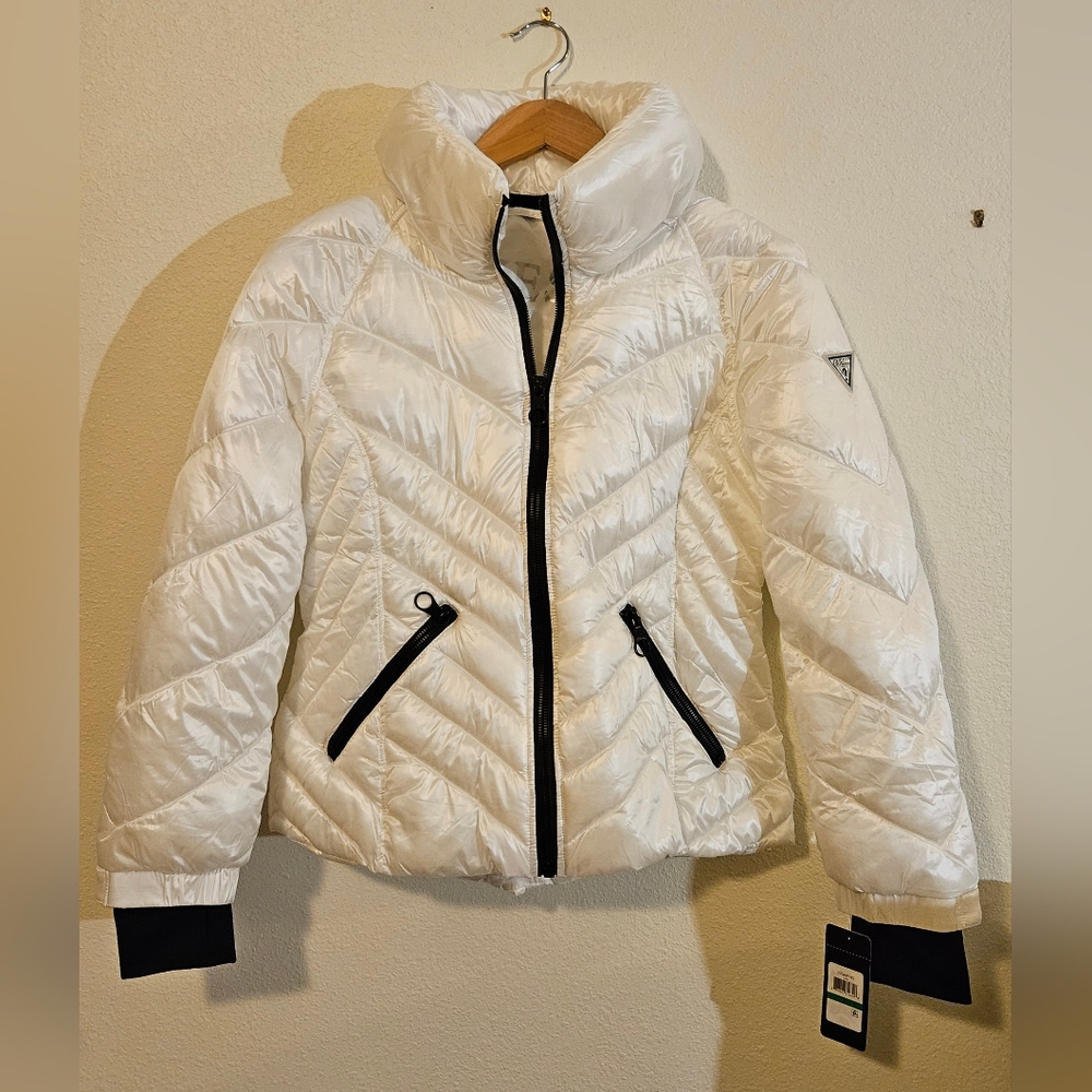 GUESS Women's Lightweight Puffer Jacket, White, Large